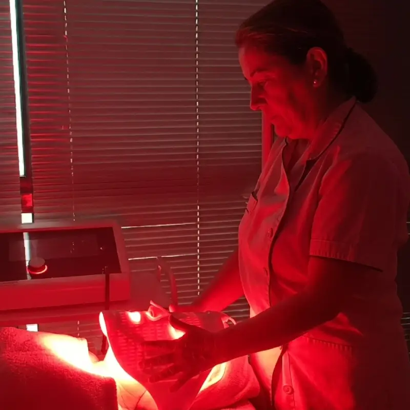 Profesional en una terapia fotobiológica