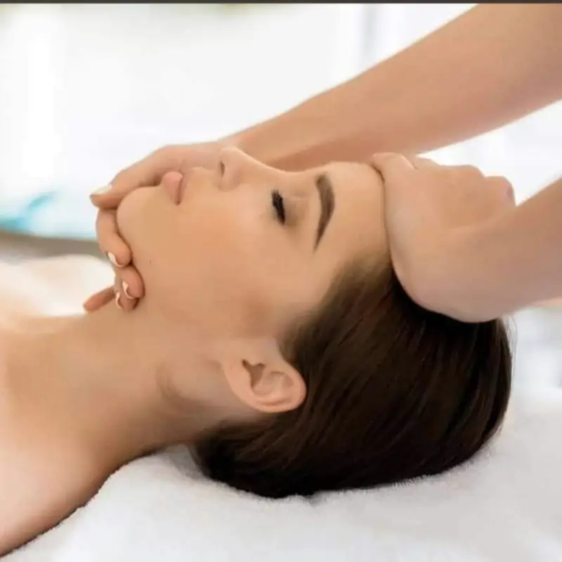 Mujer en una sesión de higiene facial