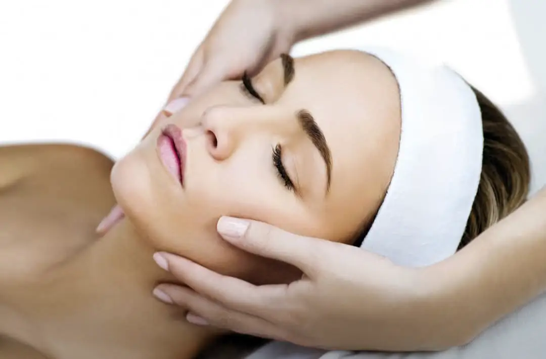 Mujer en una sesión de higiene facial
