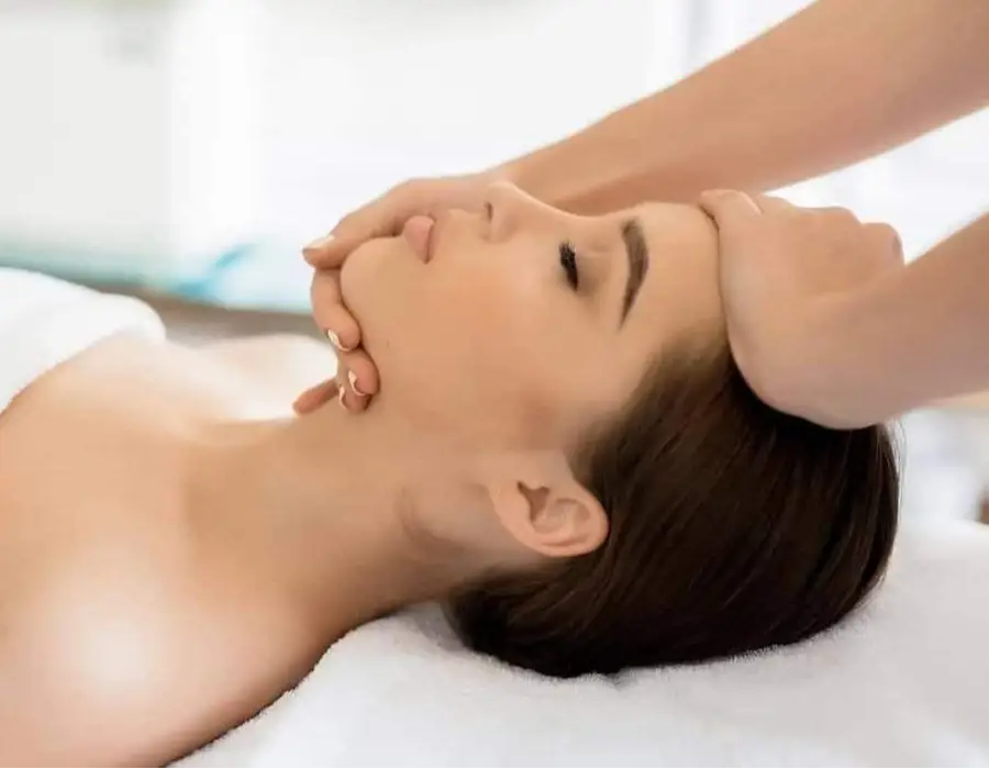 Mujer en una sesión de revitalización facial