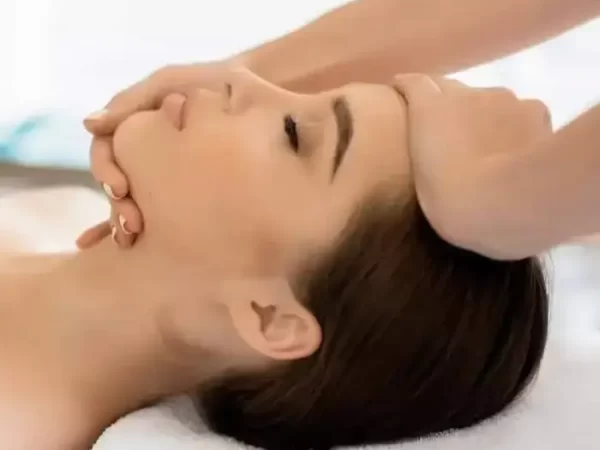Mujer en una sesión de revitalización facial